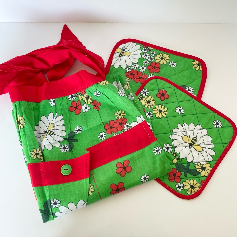 Vintage apron and pot holders